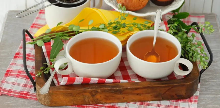 Bere tè bollente aumenta il rischio di cancro all'esofago nei fumatori