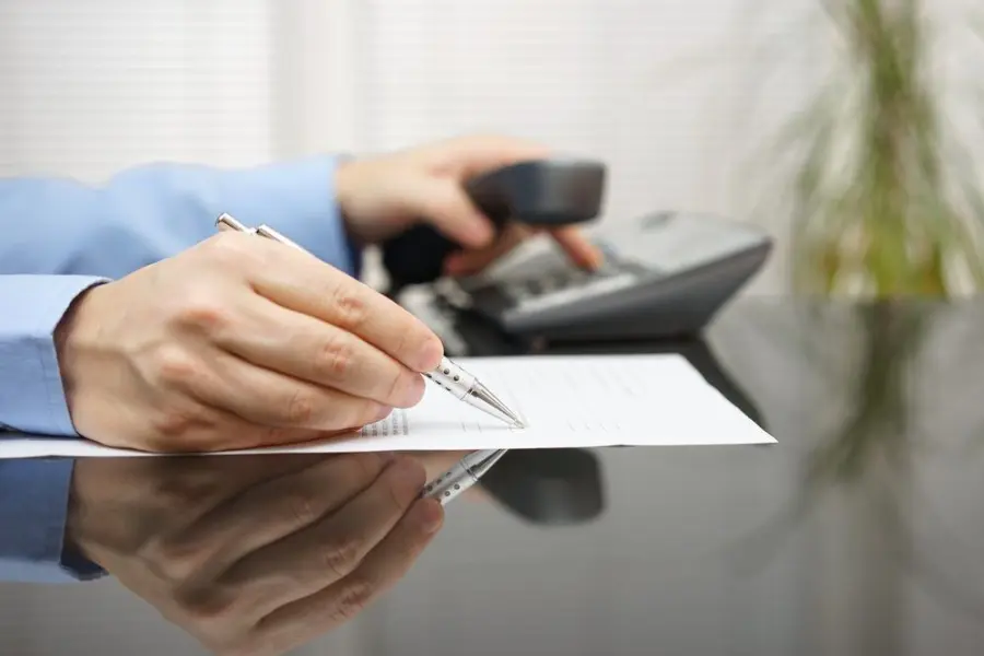 Amici e parenti per trovare lavoro: italiani snobbano collocamento