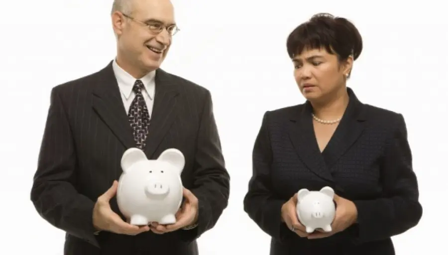 Donne pagate il 23% meno degli uomini: il grigio gap universale