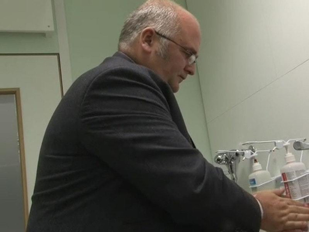 Chirurgo firma fegato dei pazienti: 'Ero stressato', la condanna