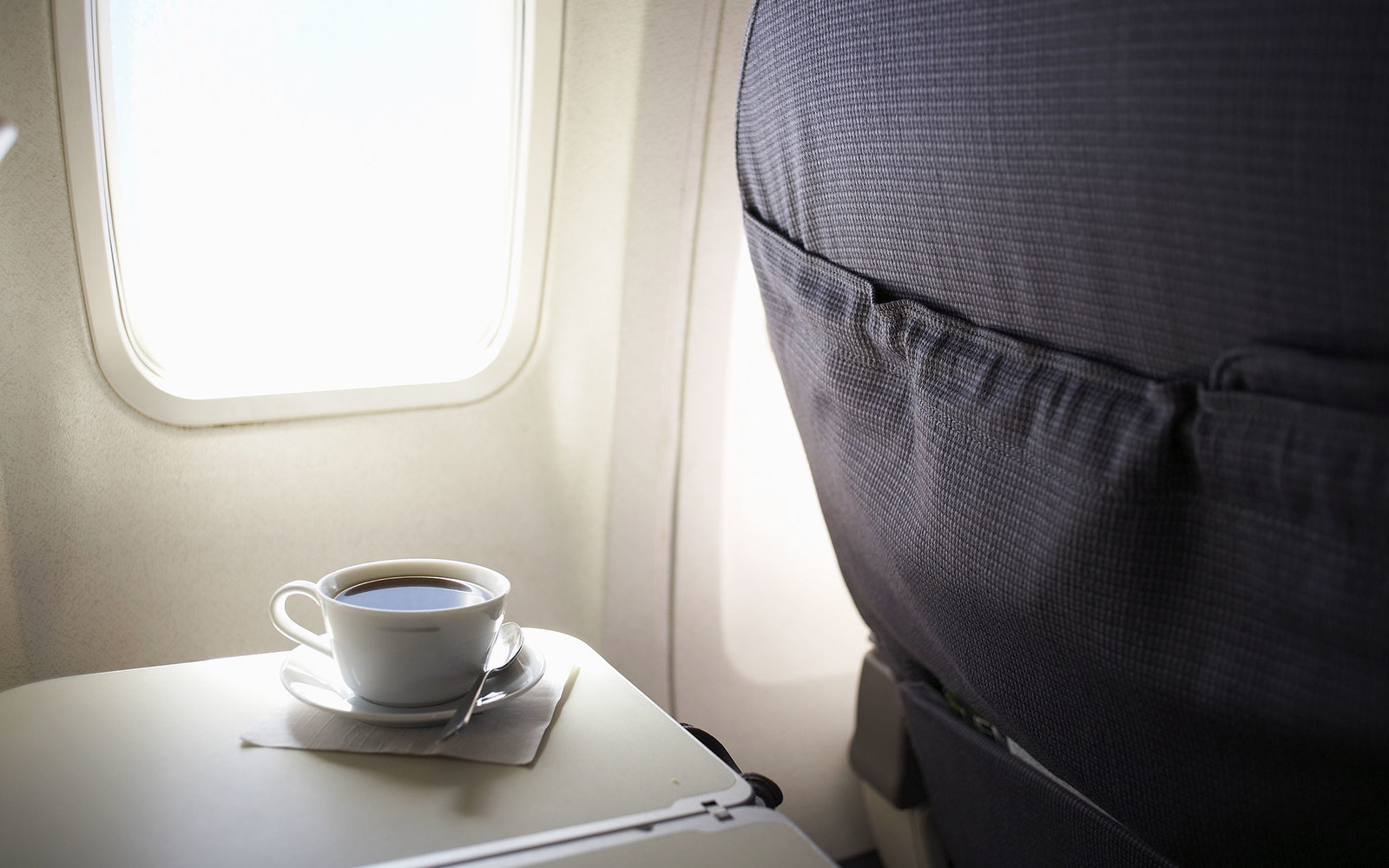 Caffè non andrebbe mai bevuto prima di un volo