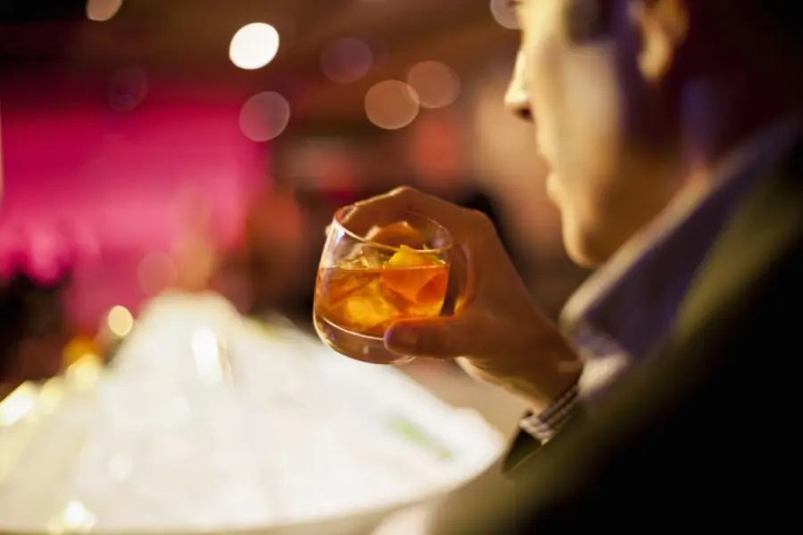 Alcol causa tumori: 'Se non bevi, non iniziare'