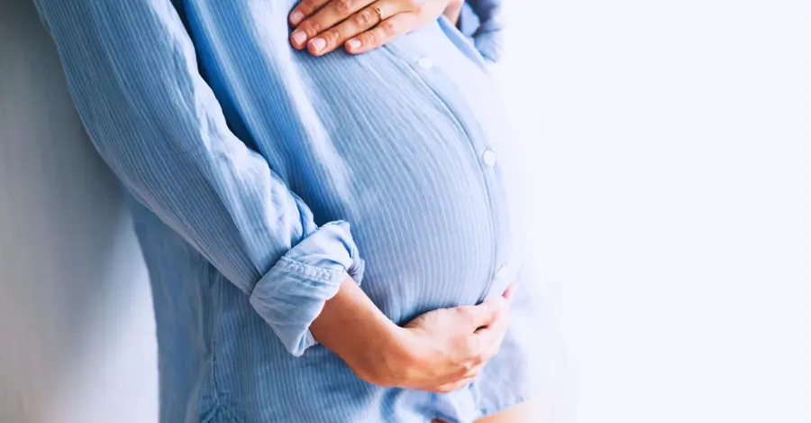 Partorisce a 56 anni: gravidanza senza fecondazione artificiale