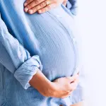 Partorisce a 56 anni: gravidanza senza fecondazione artificiale