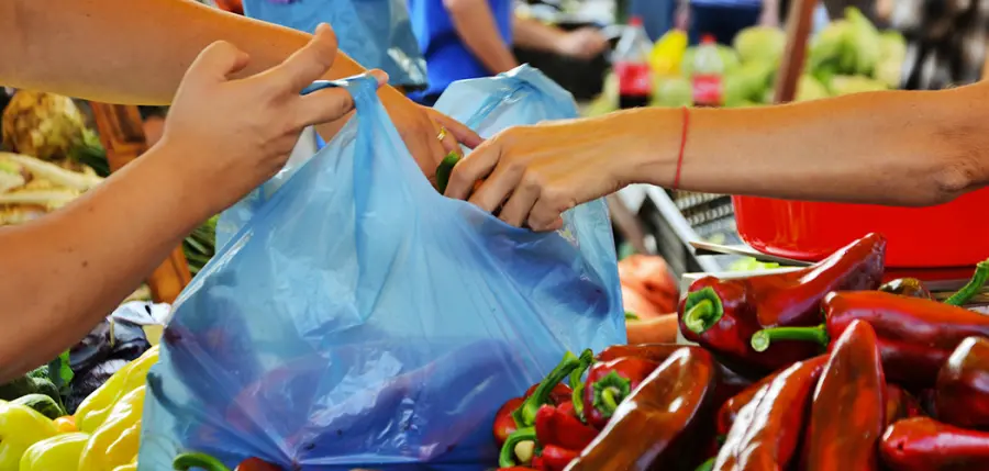 Sacchetti frutta a pagamento solo in Italia: perché?