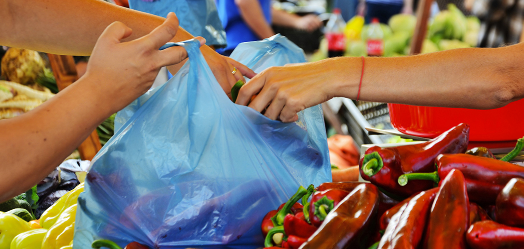 Sacchetti frutta a pagamento solo in Italia: perché?