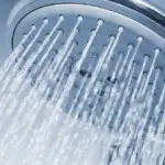 La doccia va fatta tutti i giorni: mattina o sera?