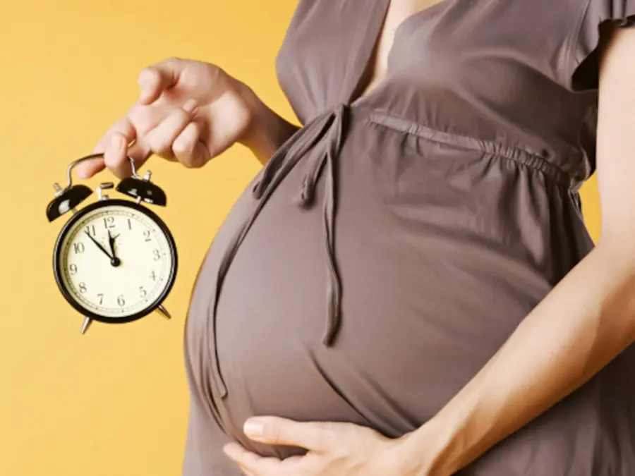 Quando si considera parto a termine e perché giova alle mamme over 35