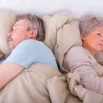 Anziani dormono poco o molto? La verità è che dormono male