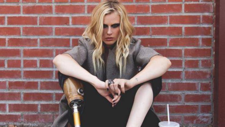 Modella senza gamba per un assorbente: Lauren mostra protesi