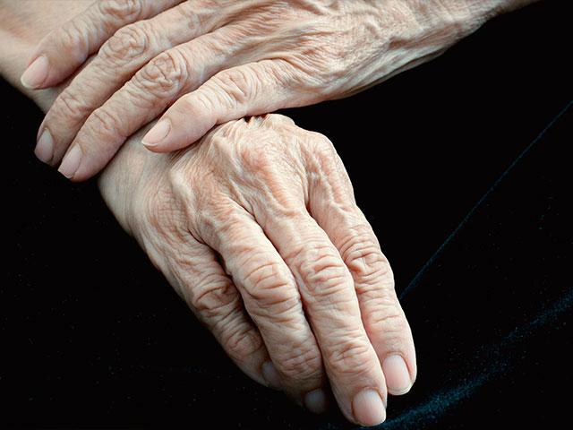 93enne portata via di forza dalla polizia dalla casa di riposo