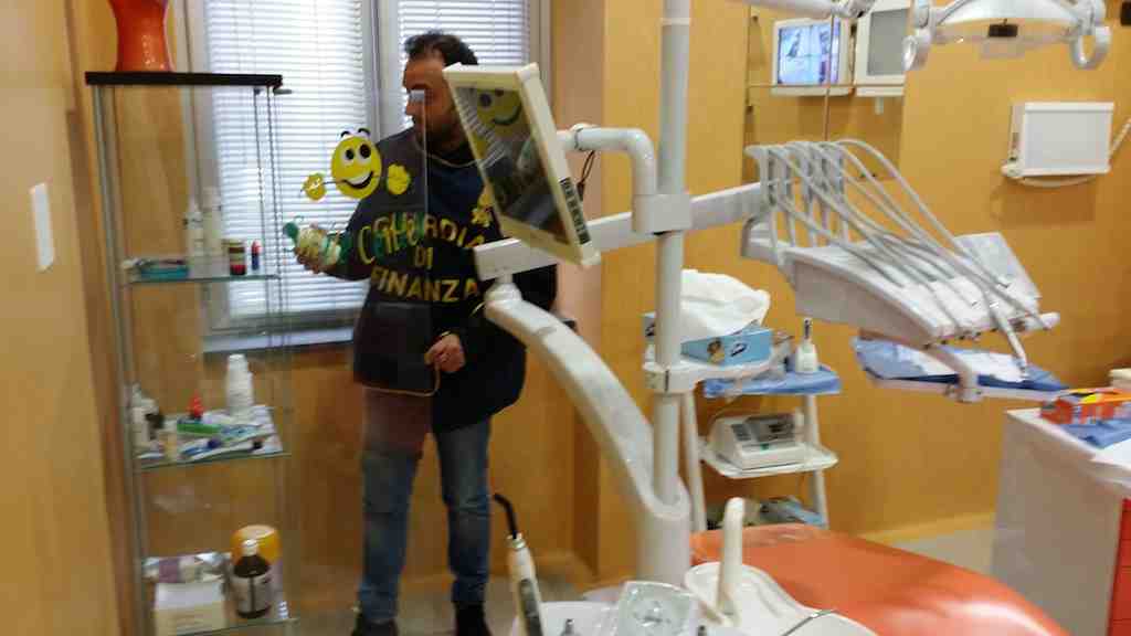 Dentisti abusivi: app per smascherare i ciarlatani