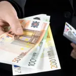 Stipendio in contanti cede il passo al bonifico: tramonta un'epoca