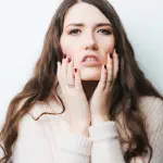 Pelle secca d'inverno, cause e rimedi: lo scrub