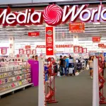 Genitori lasciano figlio di 3 anni solo in auto, per andare da Mediaworld