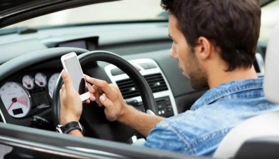 Multa per cellulare alla guida rischia il raddoppio