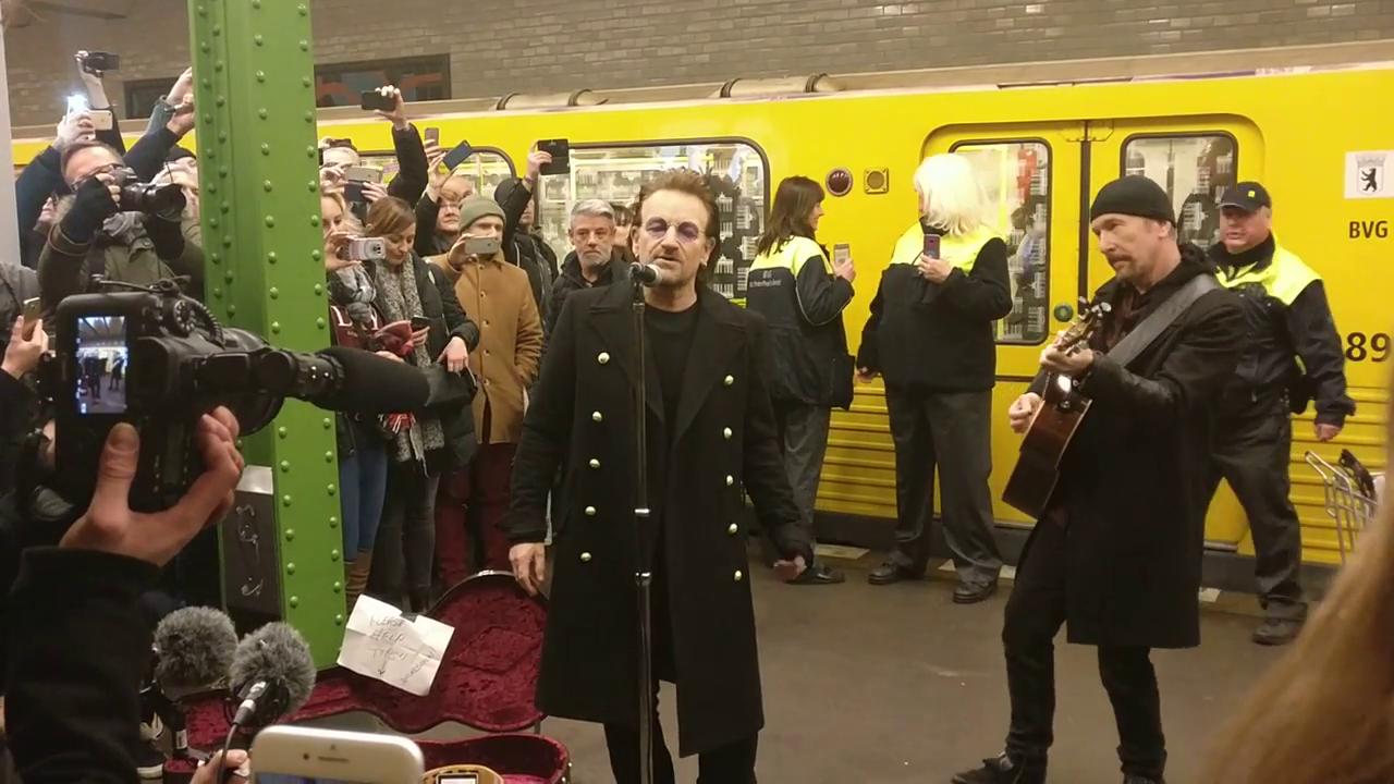 U2, concerto a sorpresa nella metro di Berlino