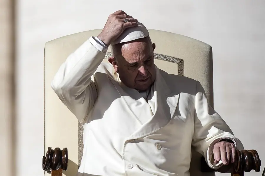 Padre Nostro è sbagliato, Dio non induce in tentazione: parola di Papa Francesco