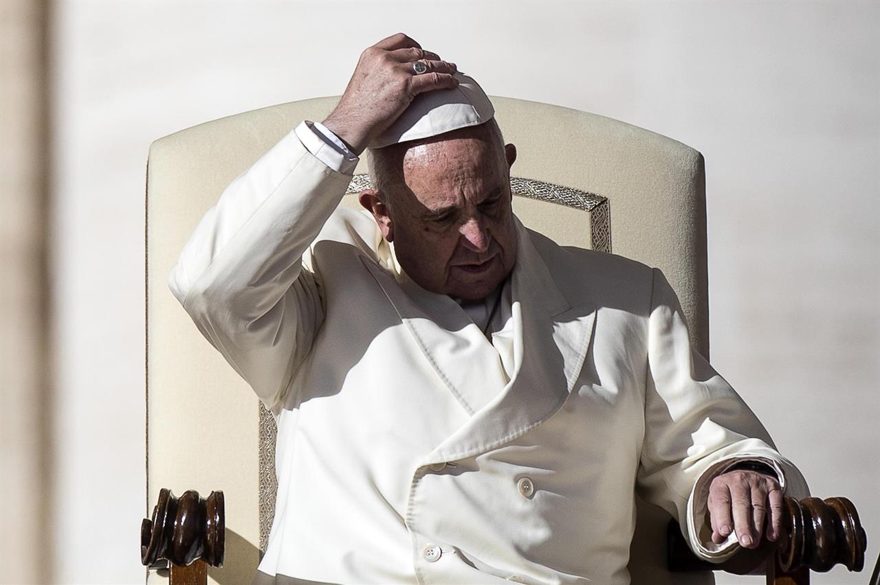 Padre Nostro è sbagliato, Dio non induce in tentazione: parola di Papa Francesco