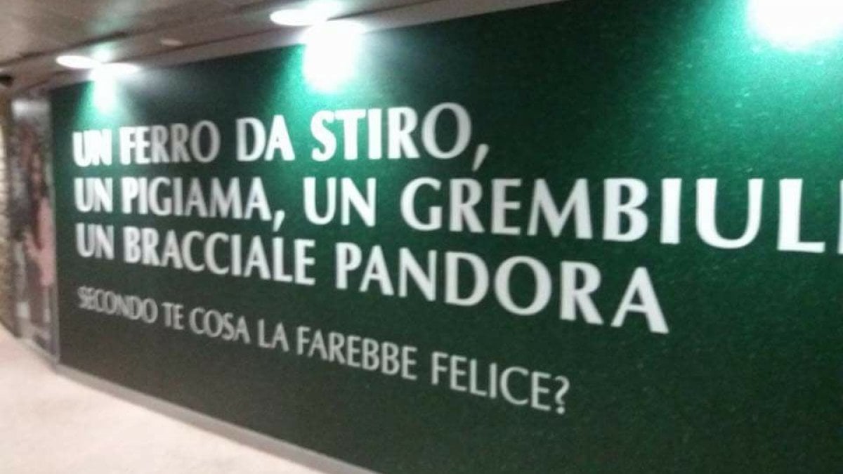 Pubblicità sessista a Milano: Pandora chiede scusa