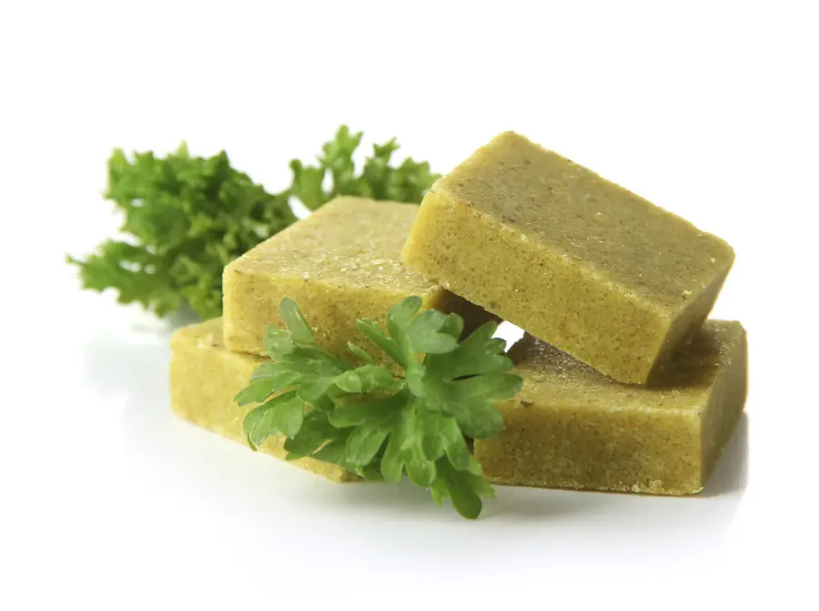 Dadi da cucina con glutammato vanno evitati perché pericolosi: il dubbio