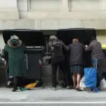 Anziani tra i bidoni della spazzatura come al supermercato, per trovare cibo