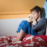 Pipì a letto, problema per un bimbo italiano su 5: come risolverlo?