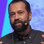 Fabio Volo ammonisce Silvio Berlusconi sullo Ius soli, ex premier non ribatte