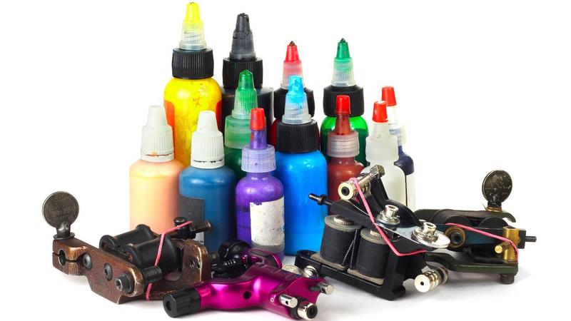 Tatuaggi a rischio cancro: vietati altri due colori dal Ministero della Salute