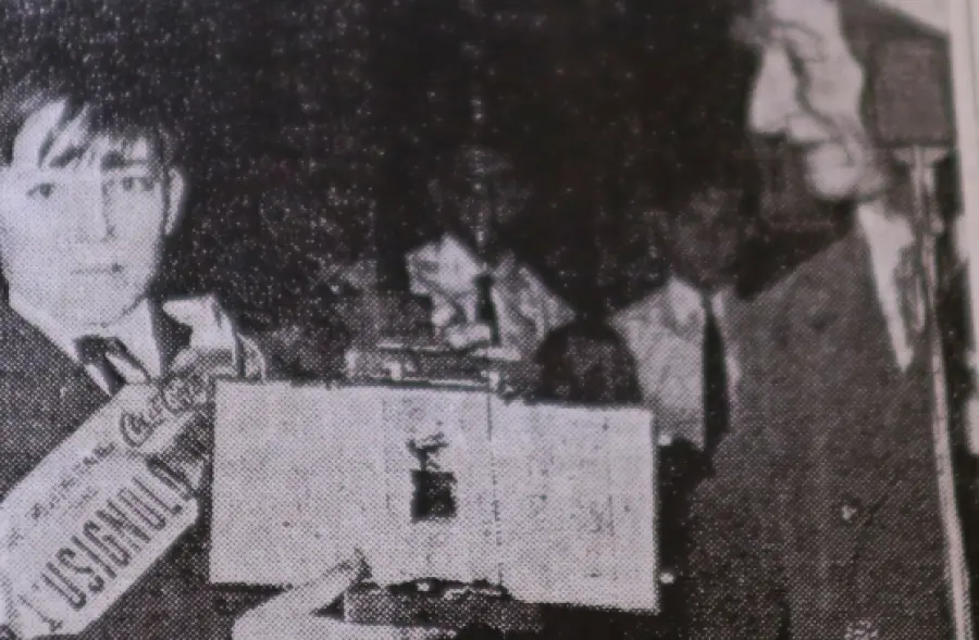 Pianoforte di Vasco Rossi in vendita per 6mila euro: autografo sul retro