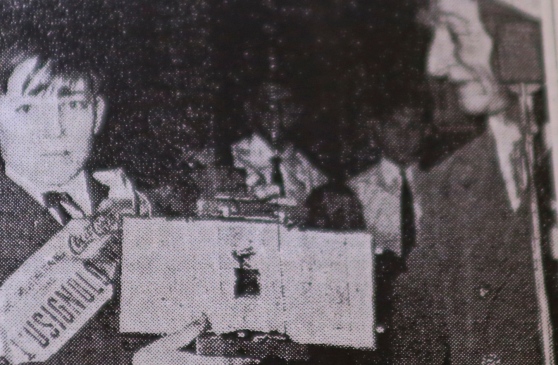 Pianoforte di Vasco Rossi in vendita per 6mila euro: autografo sul retro