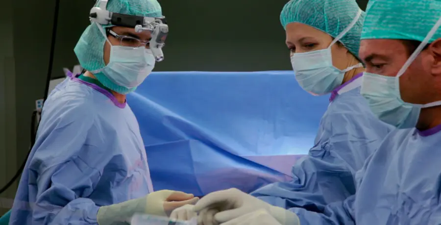 Suona il clarinetto mentre gli asportano un tumore al cervello