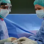 Suona il clarinetto mentre gli asportano un tumore al cervello