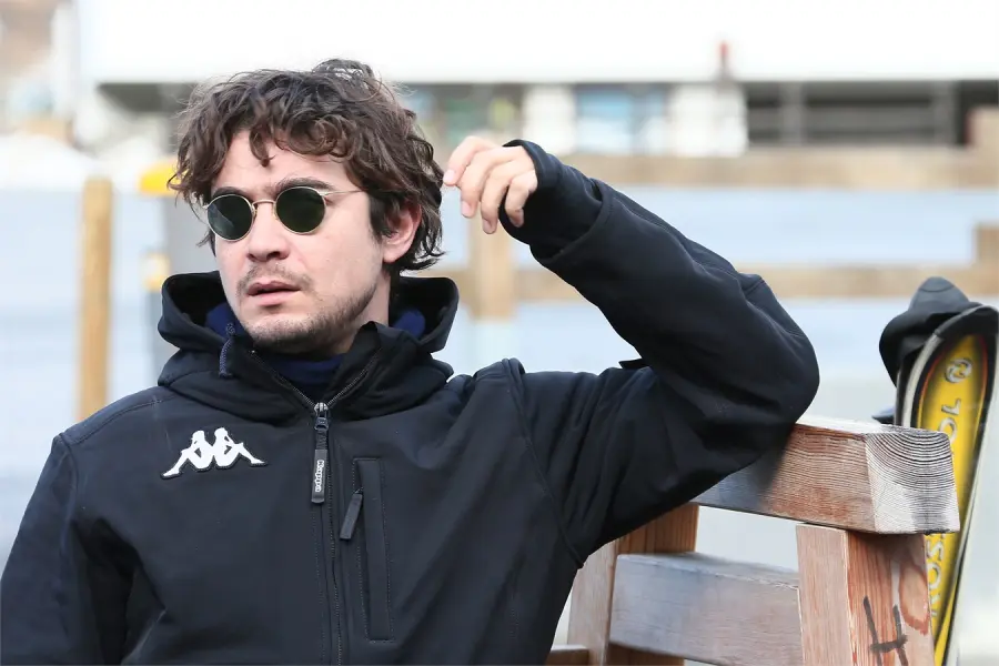 Riccardo Scamarcio desolato per la morte del padre Emilio