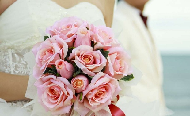 Sposa ha un infarto mentre lancia il bouquet e muore