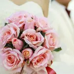 Sposa ha un infarto mentre lancia il bouquet e muore