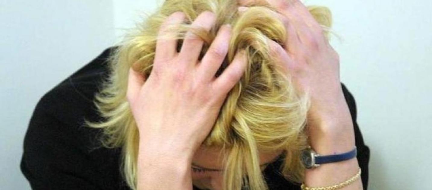 Ubriaca si siede sul cornicione del suo palazzo: pompieri la salvano