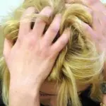 Ubriaca si siede sul cornicione del suo palazzo: pompieri la salvano