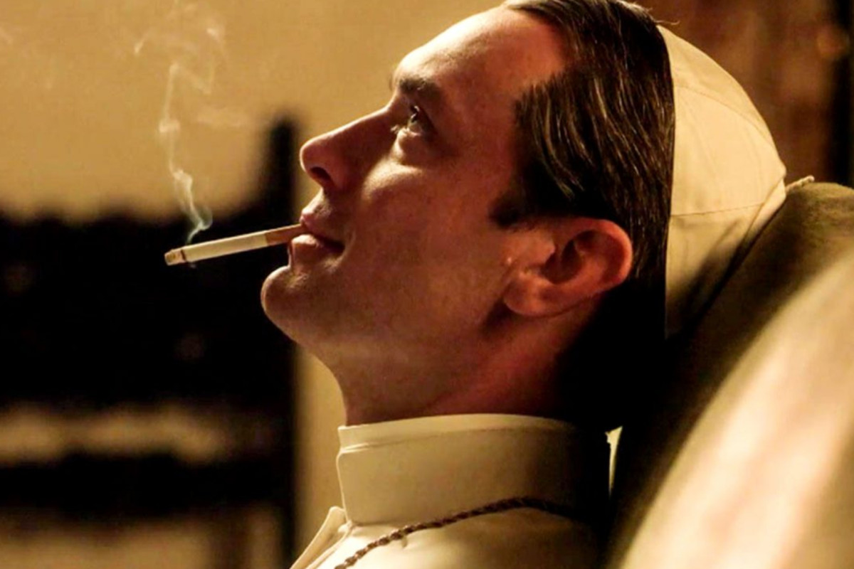 Vaticano, sigarette bandite dal 2018: stretta sul fumo del Papa