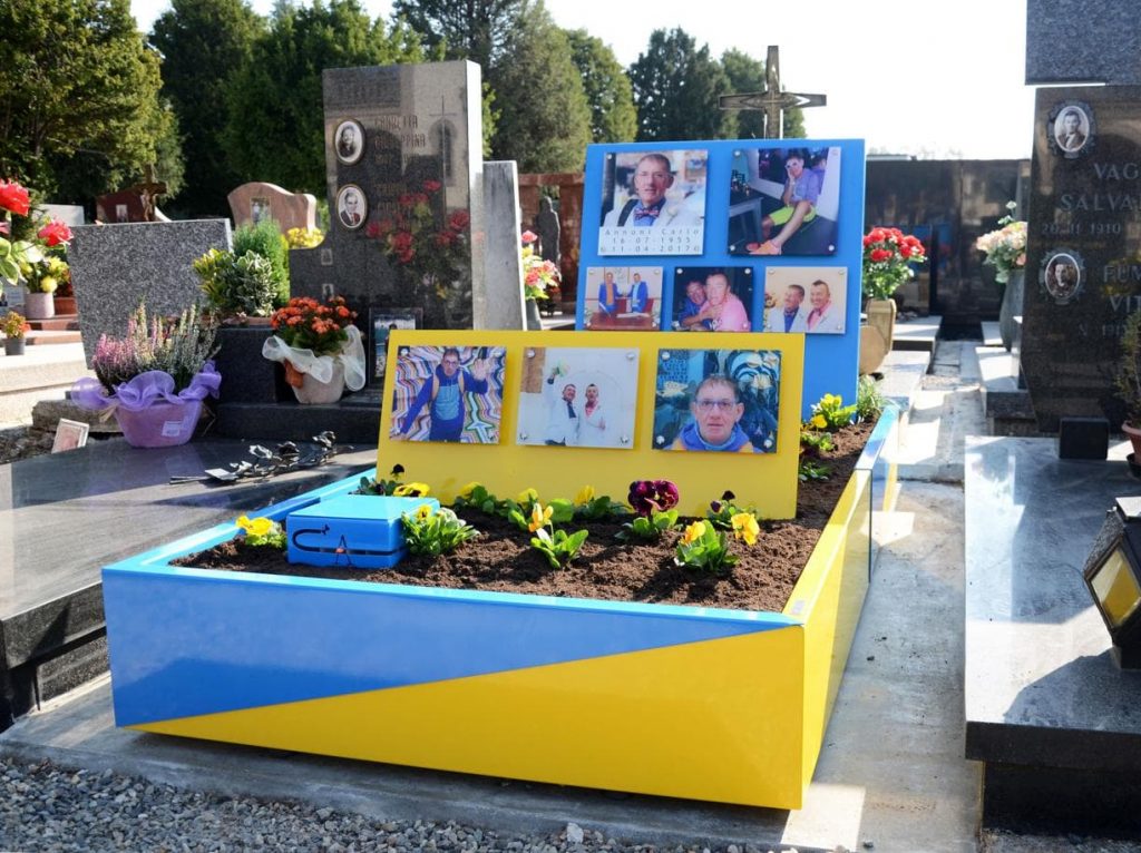 Tomba sgargiante per l'attivista gay divide a Mariano Comense