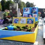 Tomba sgargiante per l'attivista gay divide a Mariano Comense