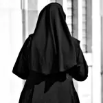 Film spinto girato per strada con attrice vestita da suora: multa salata