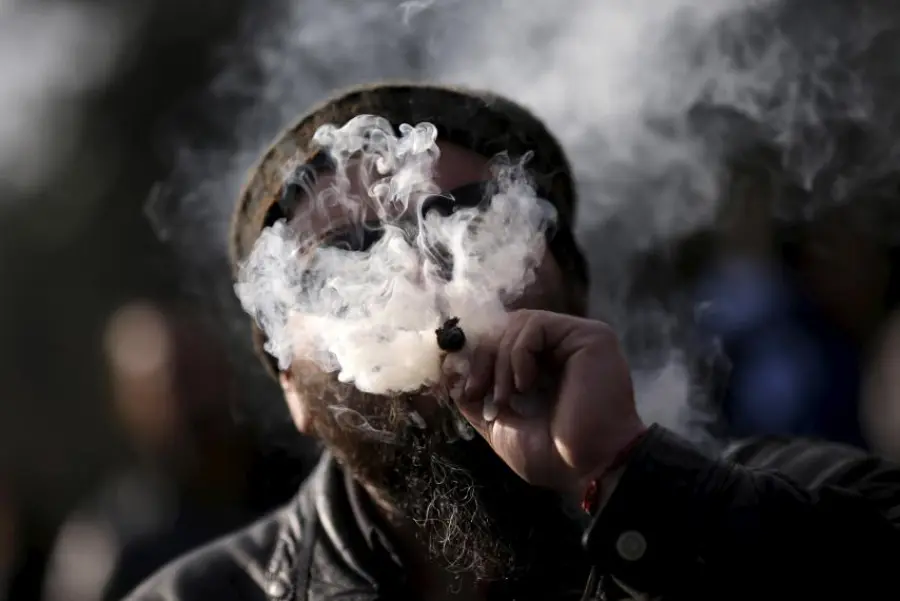 Marijuana, studio shock: chi la fuma è più attivo sotto le lenzuola