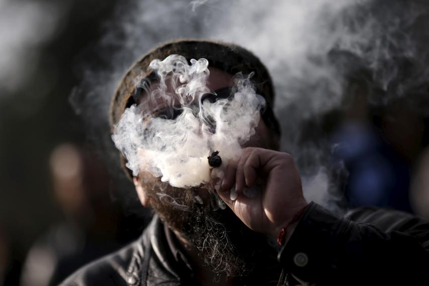 Marijuana, studio shock: chi la fuma è più attivo sotto le lenzuola