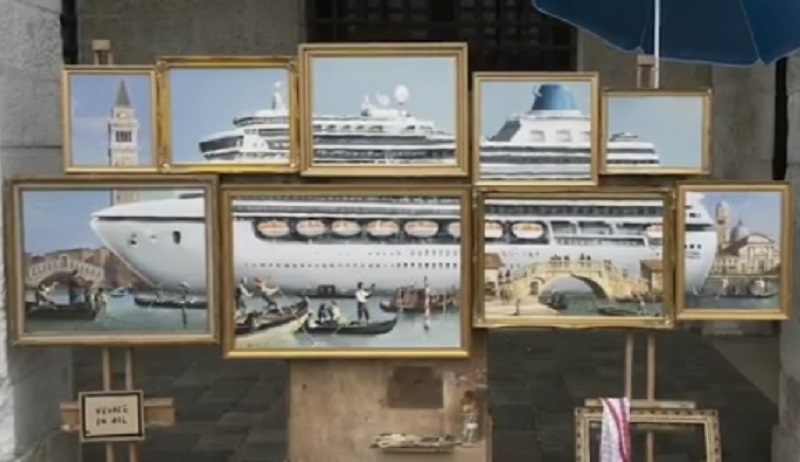 Banksy espone bancarella abusiva a Venezia e viene allontanato, il video è virale