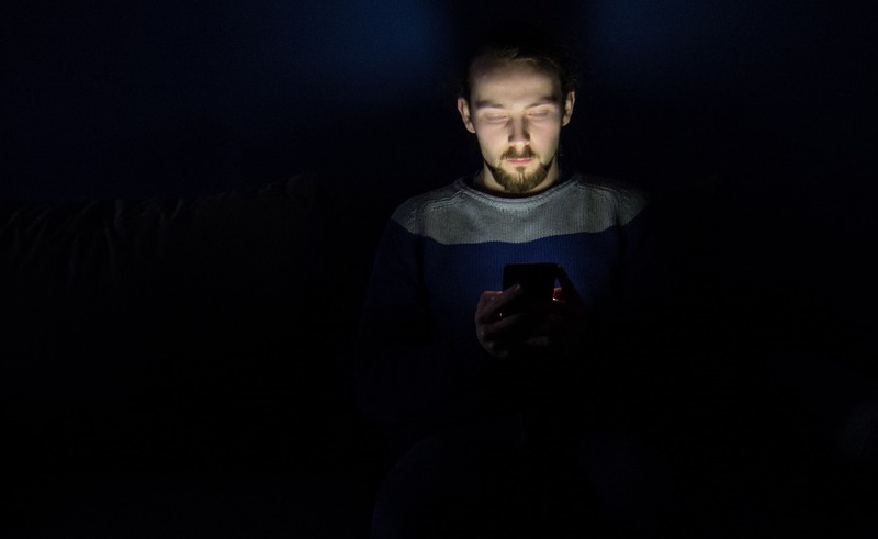 Insonnia: niente smartphone la sera prima di dormire, spiegato il motivo