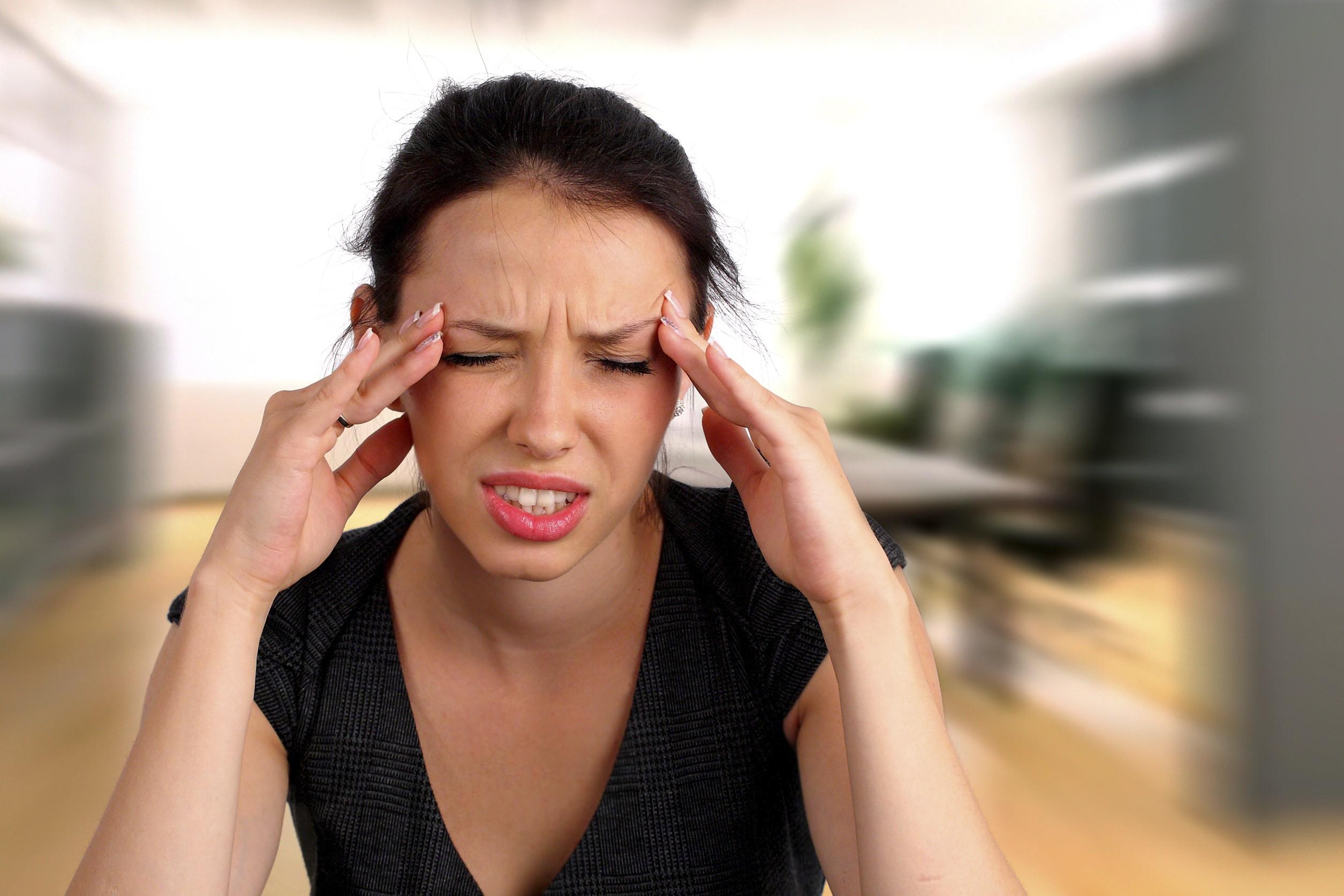 Mal di testa: 50% delle persone ne soffre, i rimedi naturali