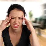 Mal di testa: 50% delle persone ne soffre, i rimedi naturali