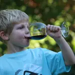 Alcol e giovani: statistiche shock, primo bicchiere troppo presto