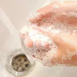 Lavarsi le mani: perché è importante farlo prima di toccare i cibi